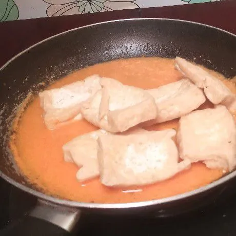 Tuang sedikit air. Masukkan tahu goreng.