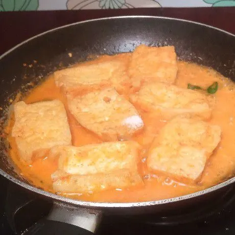 Tambahkan garam, kaldu bubuk, merica bubuk. Aduk rata. Masak sampai kuah menyusut.