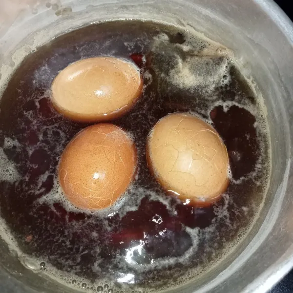 Masukkan telur Rebus selama 60 menit. Tunggu sampai suhu ruang masukkan dalam kulkas kemudian kupas telur. Sajikan.