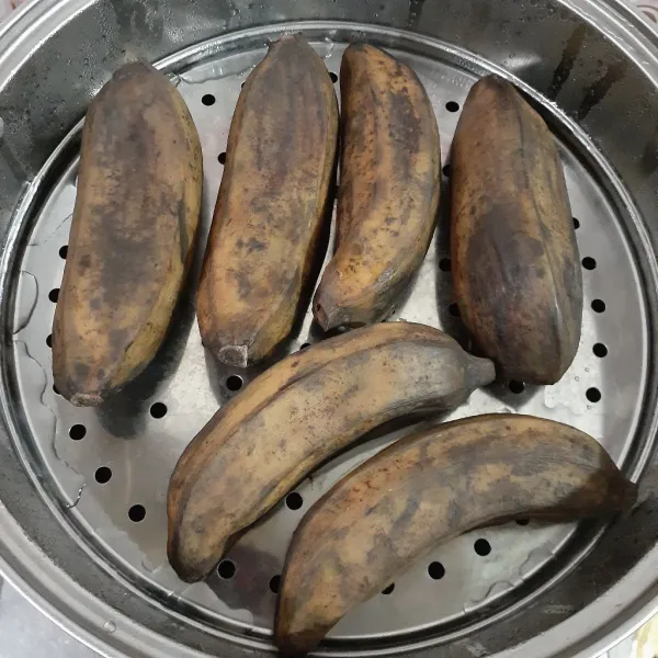 Kukus pisang kepok hingga matang lebih kurang 15 menit.