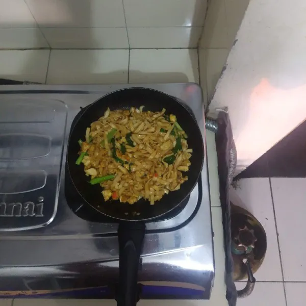 Masak kwetiaw dengan api sedang sambil diaduk rata.