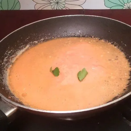 Haluskan bumbu, kemudian tumis.