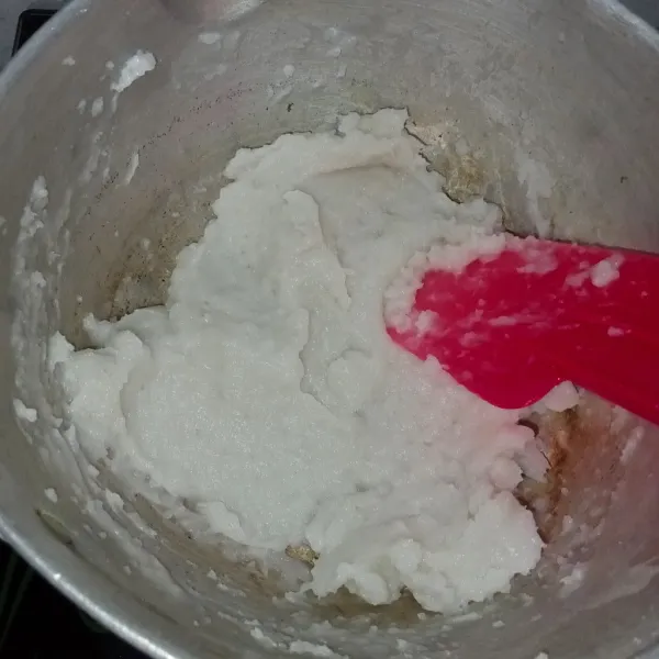 Nyalakan kompor masak dengan api sedang sampai adonan mengental matikan api.