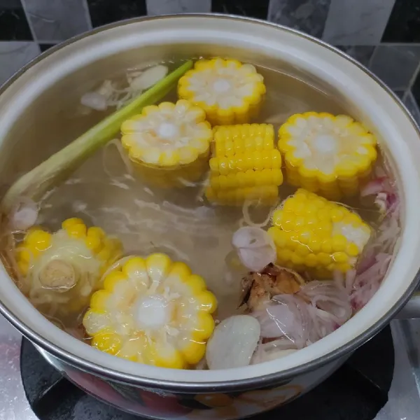Masukkan jagung, masak sampai ½ matang.