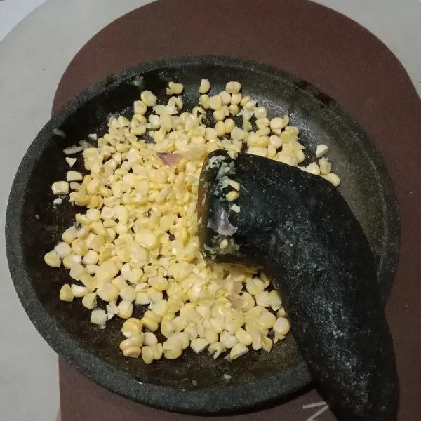 Ulek kasar jagung bersama bawang.