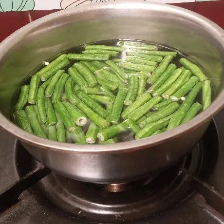 Rebus kacang panjang sampai empuk. Tiriskan.