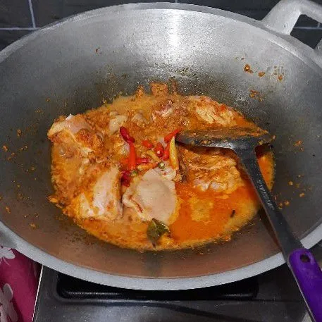 Tuang air dan cabai rawit utuh, kemudian masak hingga ayam matang.