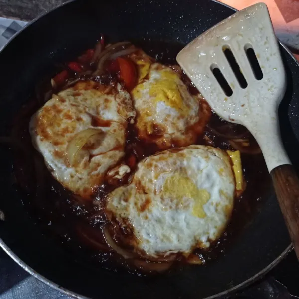 Masukan telur ceplok, aduk rata dan masak sampai kuah setengah menyusut.