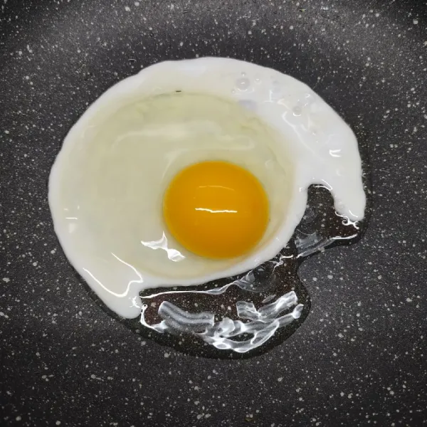 Ceplok telur dengan sedikit minyak sampai matang. Sisihkan.