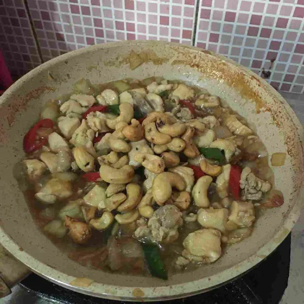Masukkan kacang mede, masak hingga air agak menyusut dan ayam matang (tes rasa). Jika sudah matang siap disajikan dengan nasi hangat.