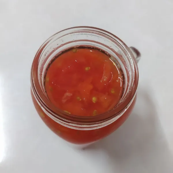 Tuang air rebusan tomat secukupnya.