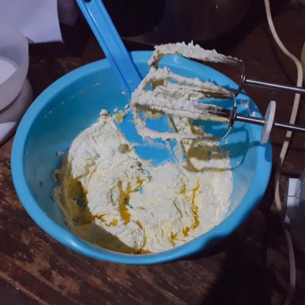 Mixer margarin dan gula halus dengan kecepatan tinggi selama 2 menit.