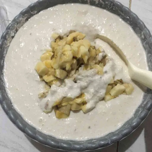 Masukkan pisang, aduk rata lagi.