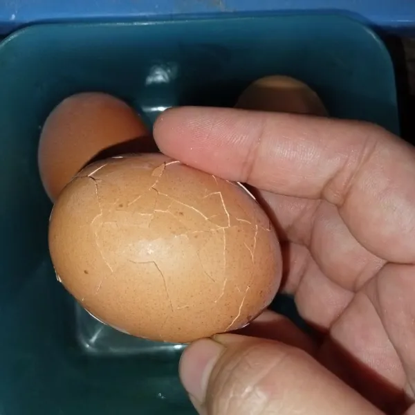 Rebus telur terlebih dahulu kemudian retakkan telur perlahan dengan cara dibenturkan. Sisihkan.