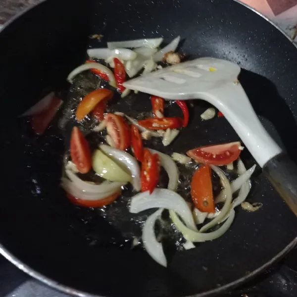 Tumis bawang bombay, bawang putih, tomat, dan cabe sampai layu.