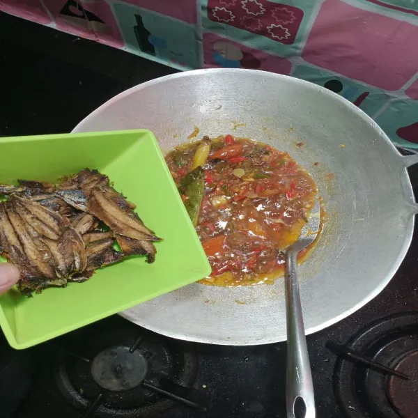 Masukkan ikan salem yang sudah digoreng, aduk rata agar semua bumbu merata.