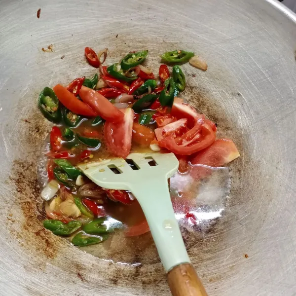 Kemudian masukkan tomat dan air, biarkan mendidih.