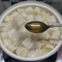 Masukkan minyak wijen, aduk rata.