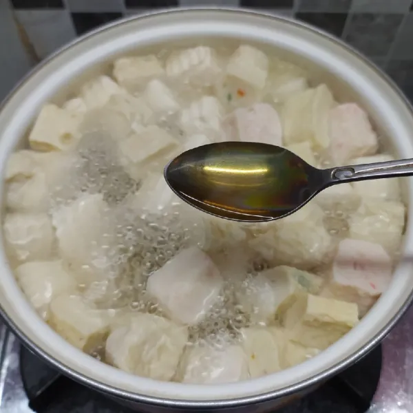 Masukkan minyak wijen, aduk rata.