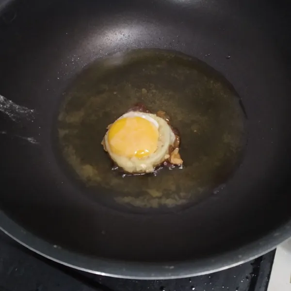 Masukan telur ke dalam bawang, goreng hingga telurnya matang.