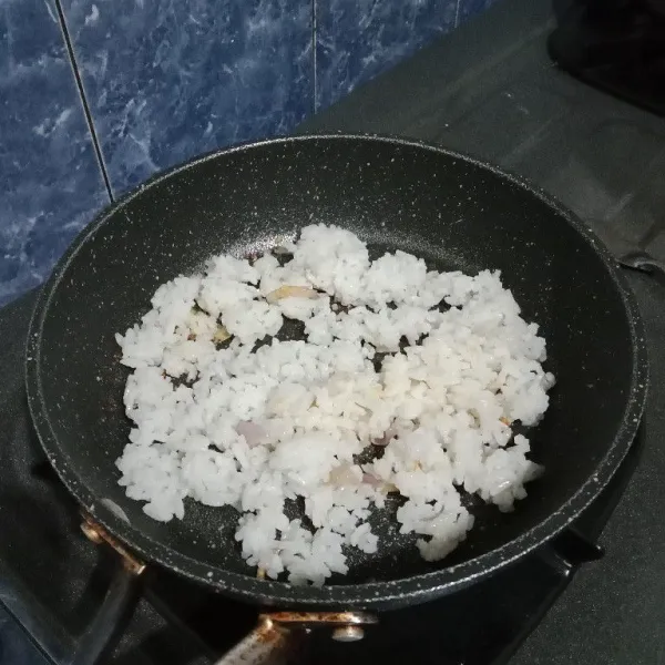 Kemudian masukkan nasi putih. Aduk.