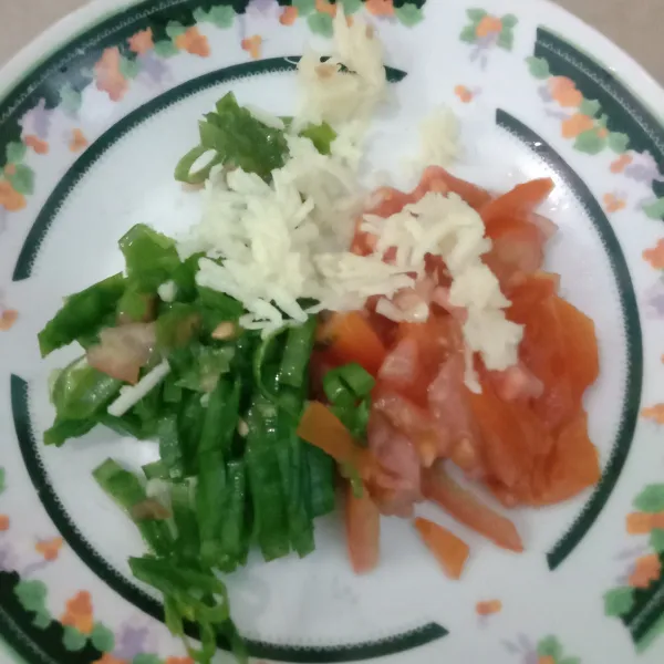 Rajang daun bawang, tomat dan parut bawang putih.