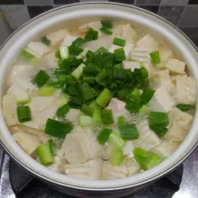 Masukkan daun bawang, sesaat sebelum kompor dimatikan. Aduk sebentar, lalu angkat dan sajikan.