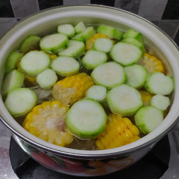 Masukkan oyong, rebus sampai empuk.