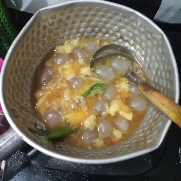 Masak sambil diaduk hingga tape larut. Tes rasa.