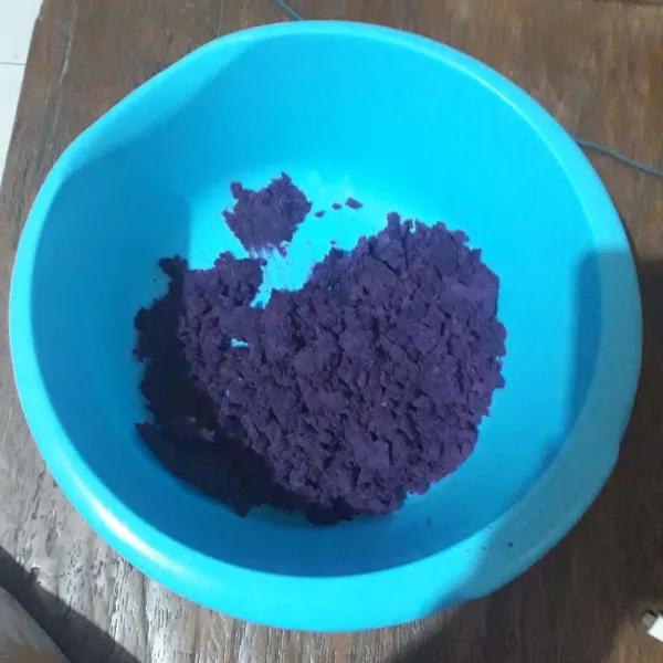 Haluskan ubi ungu yang sudah di kukus dengan garpu.