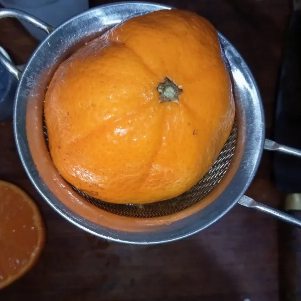 Peras jeruk, masukkan ke dalam gelas.