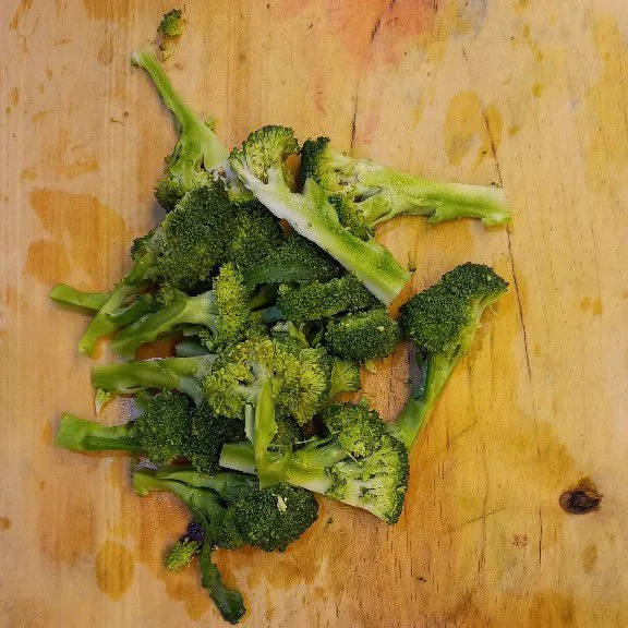 Bersihkan brokoli lalu iris memanjang.