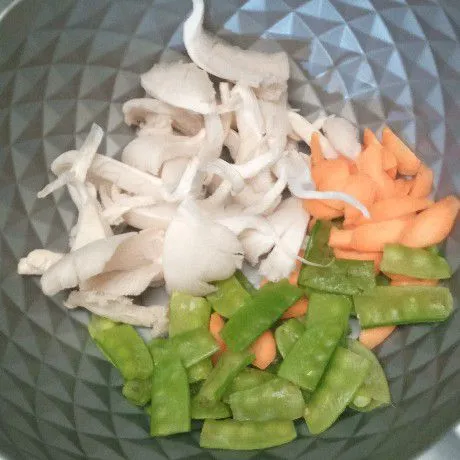 Siapkan sayuran, lalu potong-potong kapri dan wortel. Kemudian suwir-suwir jamur tiram.