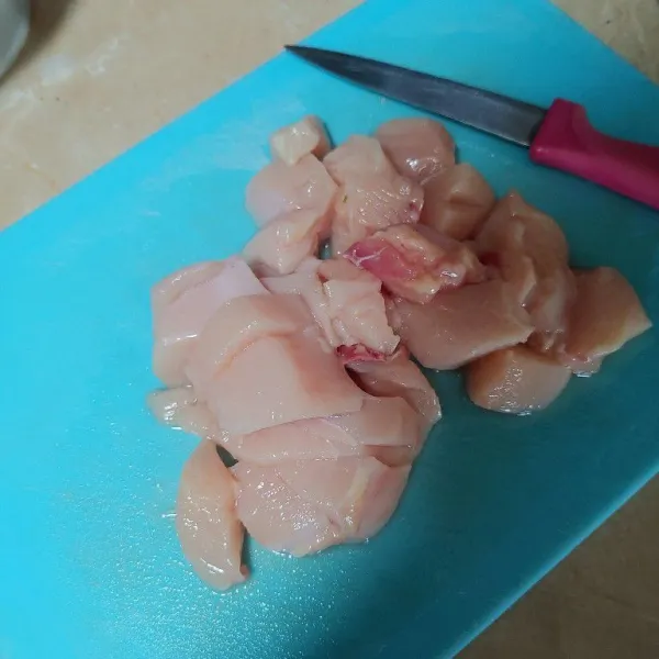 Potong daging ayam yang sudah dicuci bersih menjadi potongan kecil.
