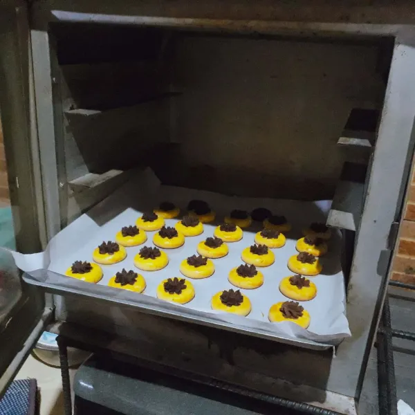 Panggang dalam oven yang sudah dipanaskan dan gunakan api sedang cenderung kecil. Sesuaikan dengan oven masing - masing. Setelah dingin simpan dalam toples.