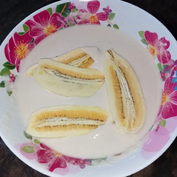 Celupkan pisang ke dalam adonan.