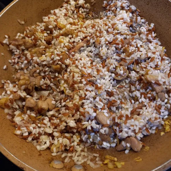Masukkan beras yang sudah dibersihkan, aduk bersama tumisan ayam.