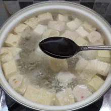 Bumbui kecap asin, merica bubuk, kaldu jamur dan garam. Aduk sampai rata sambil koreksi rasa sesuai selera.
