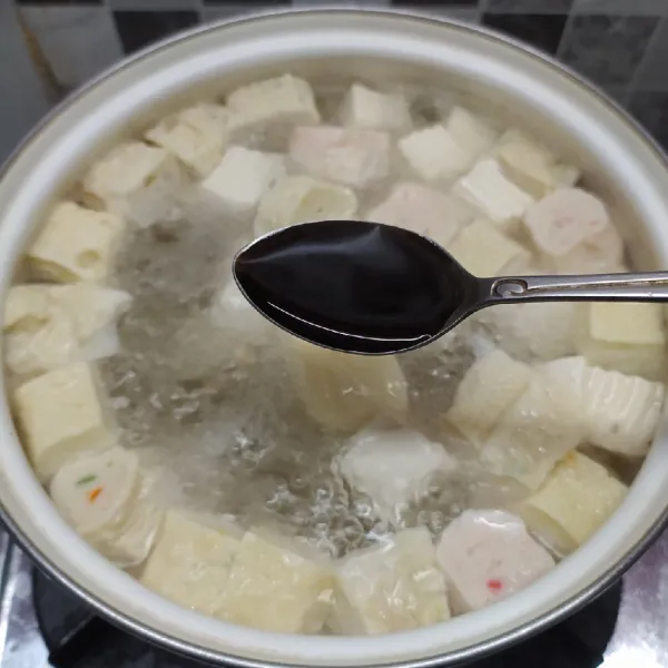 Bumbui kecap asin, merica bubuk, kaldu jamur dan garam. Aduk sampai rata sambil koreksi rasa sesuai selera.