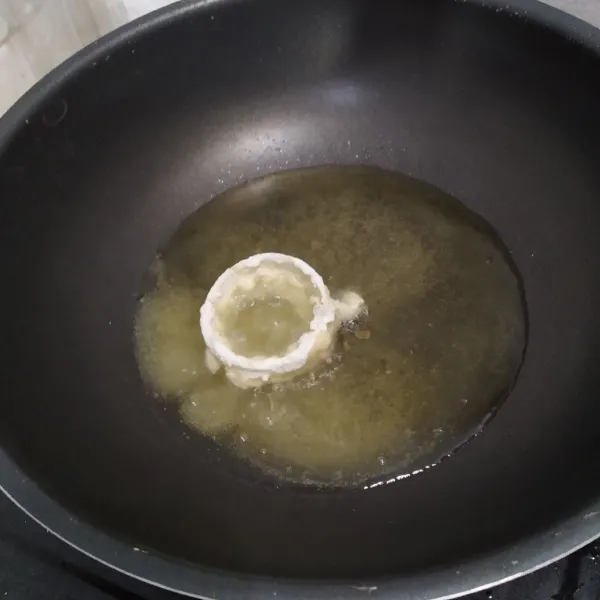 Goreng bawang dalam minyak panas hingga setengah matang (jangan lupa di balik).