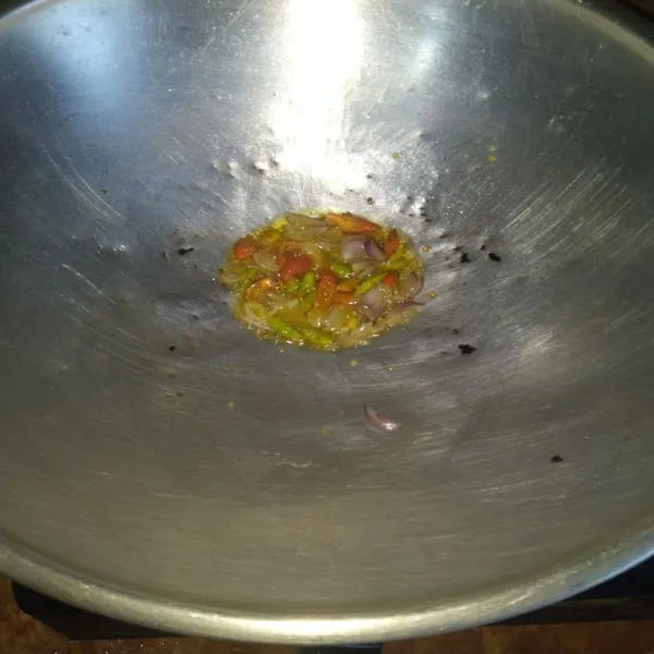 Panaskan sedikit minyak goreng, kemudian tumis bawang merah, bawang putih dan cabe rawit merah sampai layu.