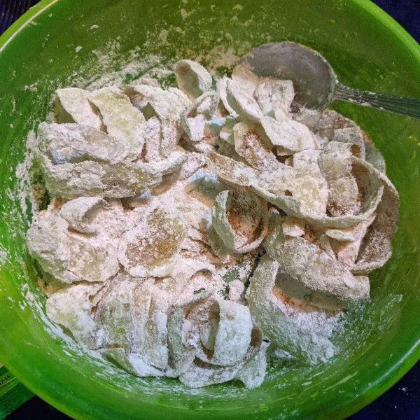 Siapkan bahan baluran, campur dan aduk semua bahan. Masukkan kulit kentang yang telah di tiriskan, lalu baluri merata dengan bahan baluran.
