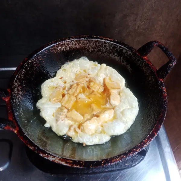 Masukkan kocokan telur, goreng sampai matang, lalu angkat dan tiriskan.
