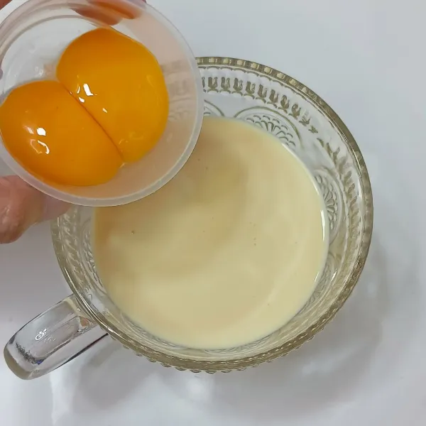 Campur kuning telur.