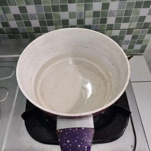 Didihkan air di dalam milk pan.