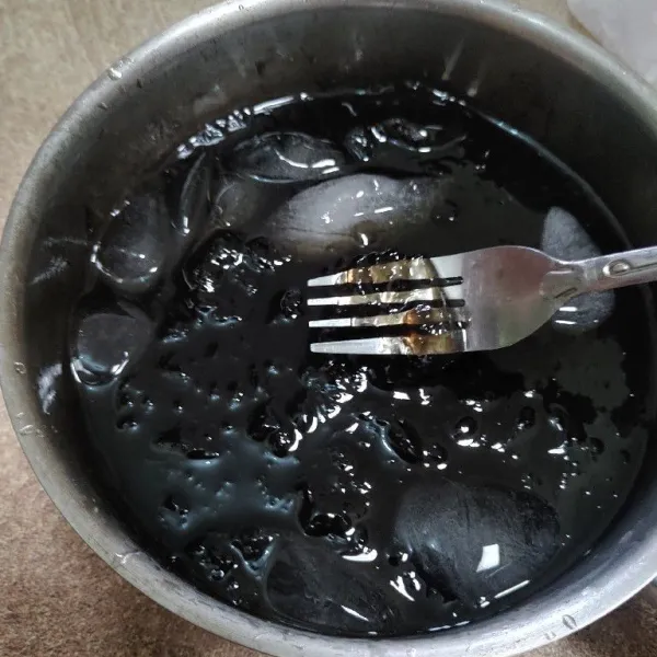 Selagi jeli panas masukan es batu yang banyak, lalu aduk cepat menggunakan garpu.