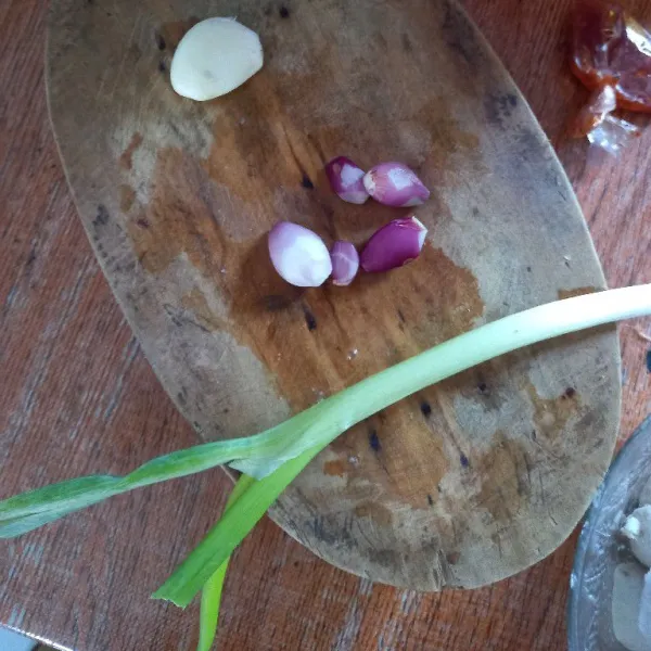 Siapkan bumbu iris : bawang merah, bawang putih, daun bawang.