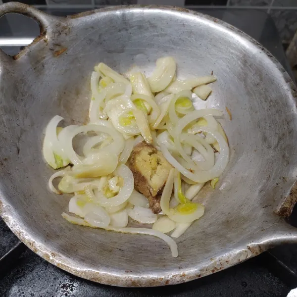 Tumis bawang bombay, bawang putih dan jahe sampai harum dan layu. Masukkan dalam panci berisi kuah sop.