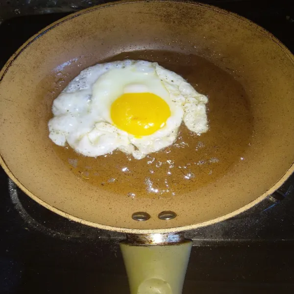 Panaskan minyak, goreng telur mata sapi sampai matang, sisihkan.