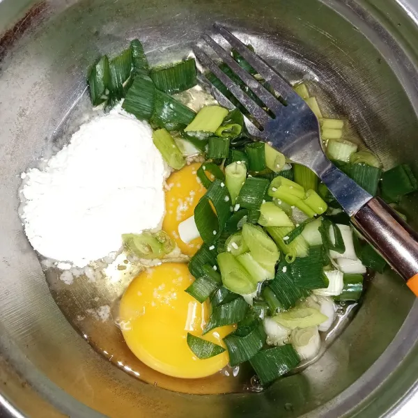 Campur semua bahan telur menjadi satu.